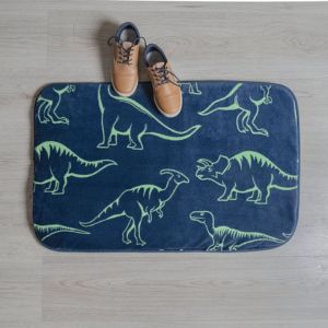 Tapete Dinosaurios Niño Vianney 88238 Brilla En La Noche Ancho 50 Cm Color Azul Largo 80 Cm