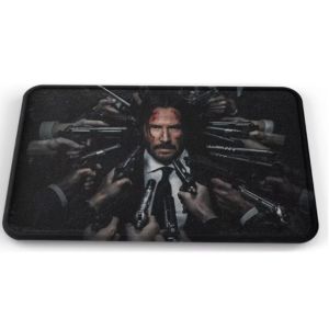 Tapete John Wick Cara Armas Fondo Negro Baño Lavable 40x60cm